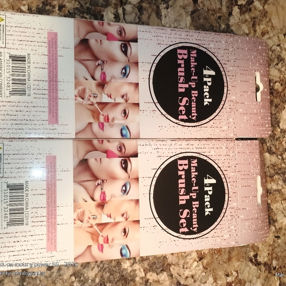4-Pack Make-Up Beauty Brush Sets One Pack Of Blue One Pack Of Pink New - Picture 5 of 6